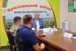 Депутат Госдумы Николай Долуда провел прием граждан в Брюховецком районе