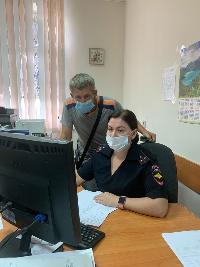 Полицейские Брюховецкого района провели мастер-класс для граждан по получению госуслуг в электронном виде