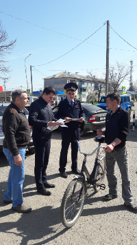 Полицейские Брюховецкого района совместно с общественником провели профилактическую акцию «Внимание, фальшивка!»