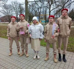 Юнармейцы поздравили женщин с наступающим 8 Марта 