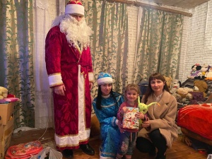 В Брюховецком районе «Полицейский Дед Мороз» посетил детей и поздравил с наступающим Новым годом 