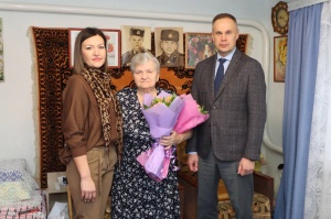 Сергей Ганжа поздравил с наступающим 8 марта многодетную маму Галину Набока