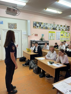 В преддверии летних каникул полицейские Брюховецкого района проводят профилактические беседы со школьниками