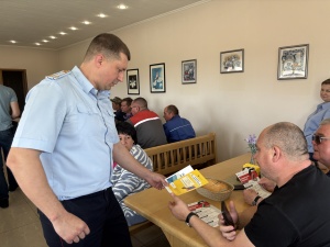 Брюховецкие полицейские на встрече с трудовым коллективом сельхозпредприятия рассказали о наиболее распространенных видах мошенничества