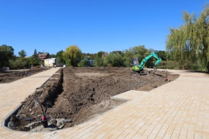 В Брюховецком районе продолжается благоустройство новой зоны отдыха по улице Батарейной